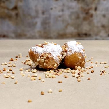 Castagnole fritte ripiene alla crema alla nocciola